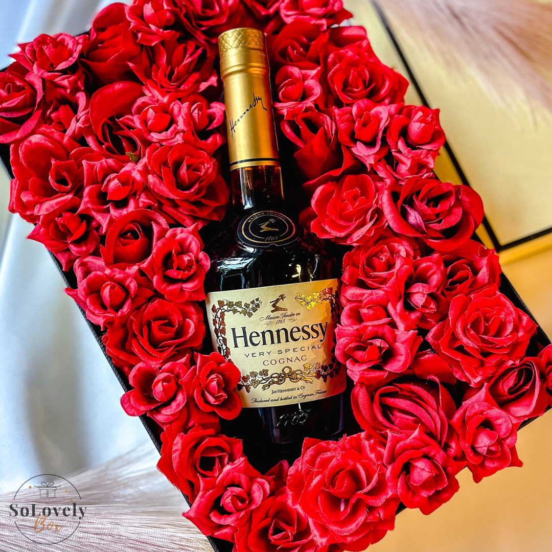 HENNESSY DE SAINT VALENTIN DANS DES ROSES ROUGES LACREME BOX- CADEAU DE SAINT  VALENTIN - Flower Box pour la Saint-Valentin - solovelybox.fr